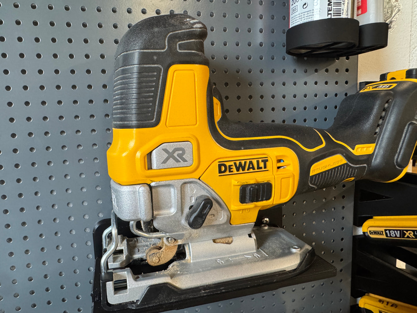 DEWALT DCS335N-XJ Stiksavholder til Pegboard